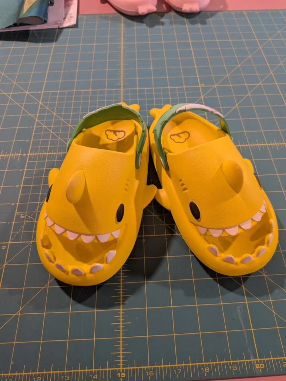 Lemon Yellow Cloud Shark Slides Kids Size 11.5/12 (200)